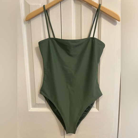 One piece bathing suit - Picture 1 of 3